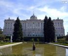 Madrid Kraliyet Sarayı İspanyolca Kraliyet ailesinin resmi konutu var. 1738 ve 1755 arasında inşa ve Batı Avrupa'daki en büyük Kraliyet Sarayı